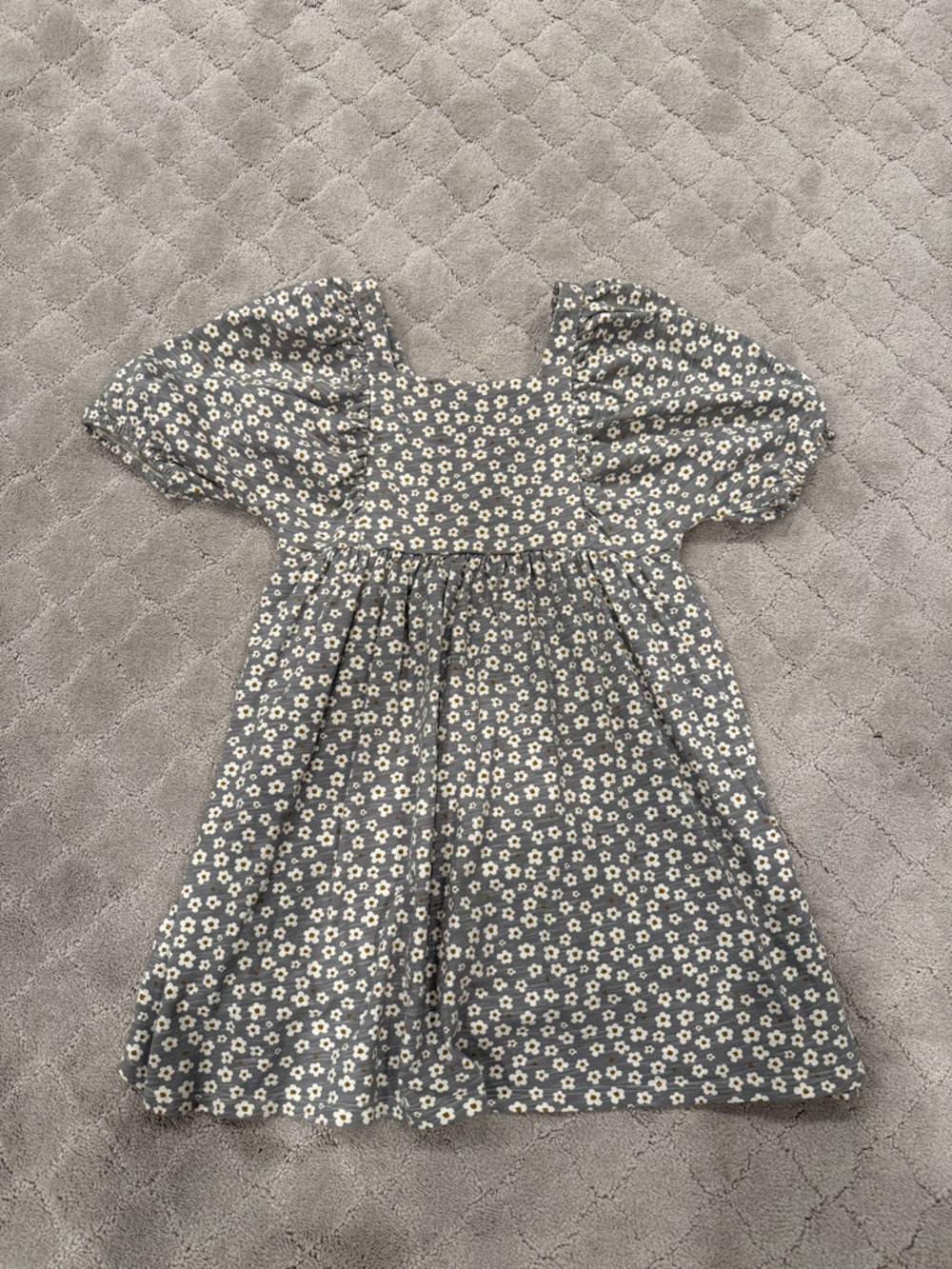 Rylee + Cru Gray Daisy Puff-Sleeve Dress